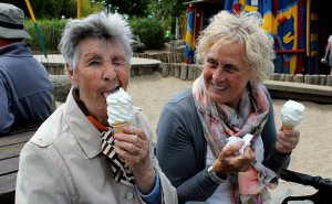 De dames Abma en Terpstra genieten zichtbaar van hun ijsje